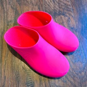 Calzuro Hot Pink clogs 36-37 size 7